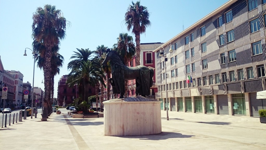 rzeźba Cavallo con Gualdrappa w Bari