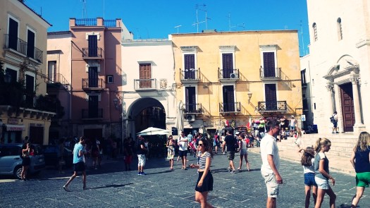 plac pełen ludzi w Bari