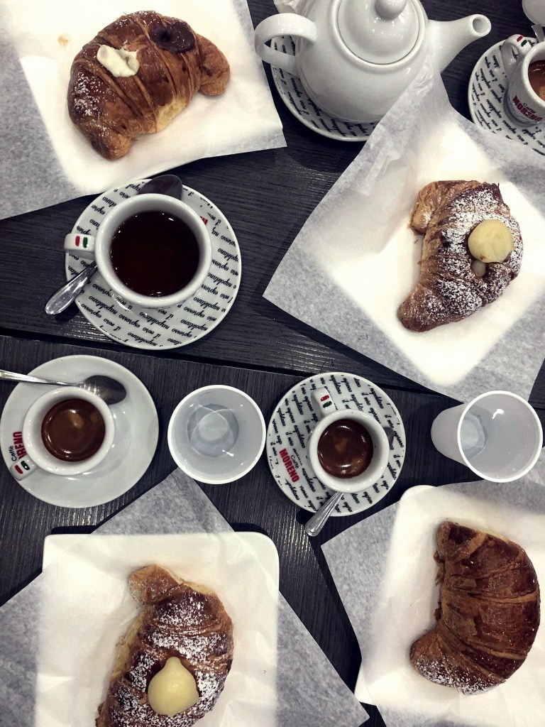 typowe włoskie śniadanie espresso i cornetti