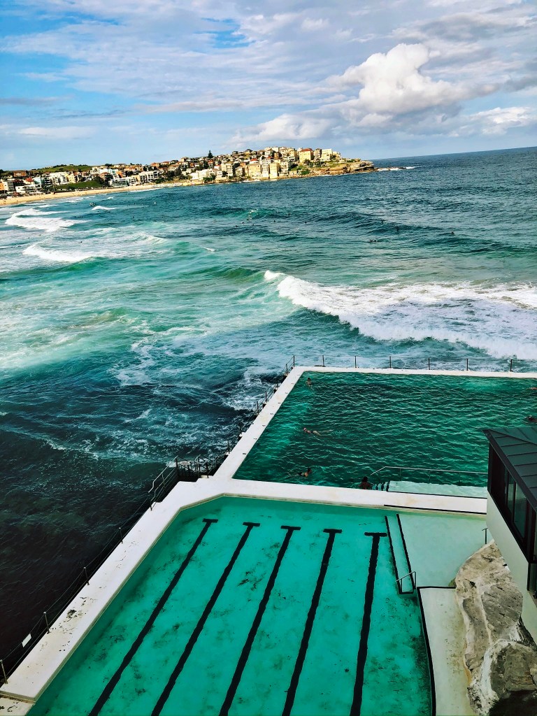 Basen tuż przy brzegu oceanu