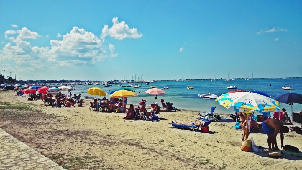 plaża we Włoszech pełna ludzi