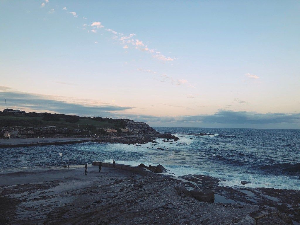 Zachód słońca nad wzburzonym oceanem