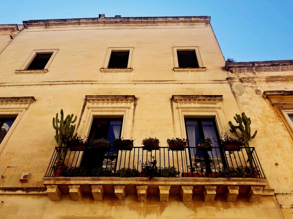 balkon włoskiego mieszkania z kaktusami