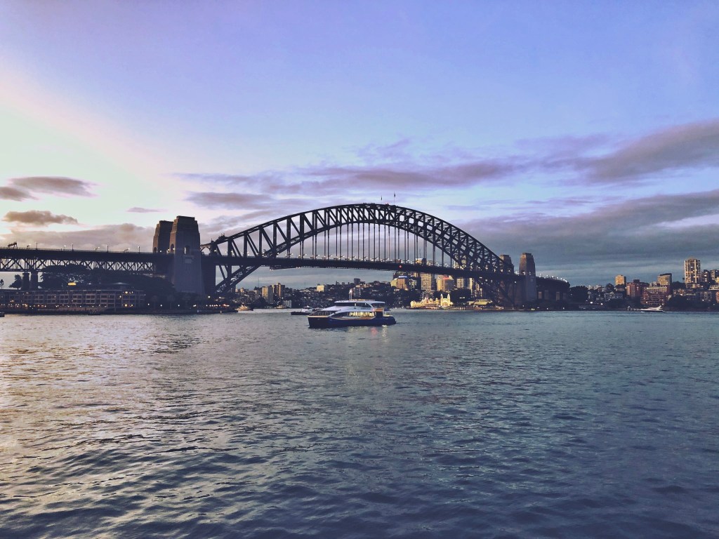 most przy zachodzącym słońcu