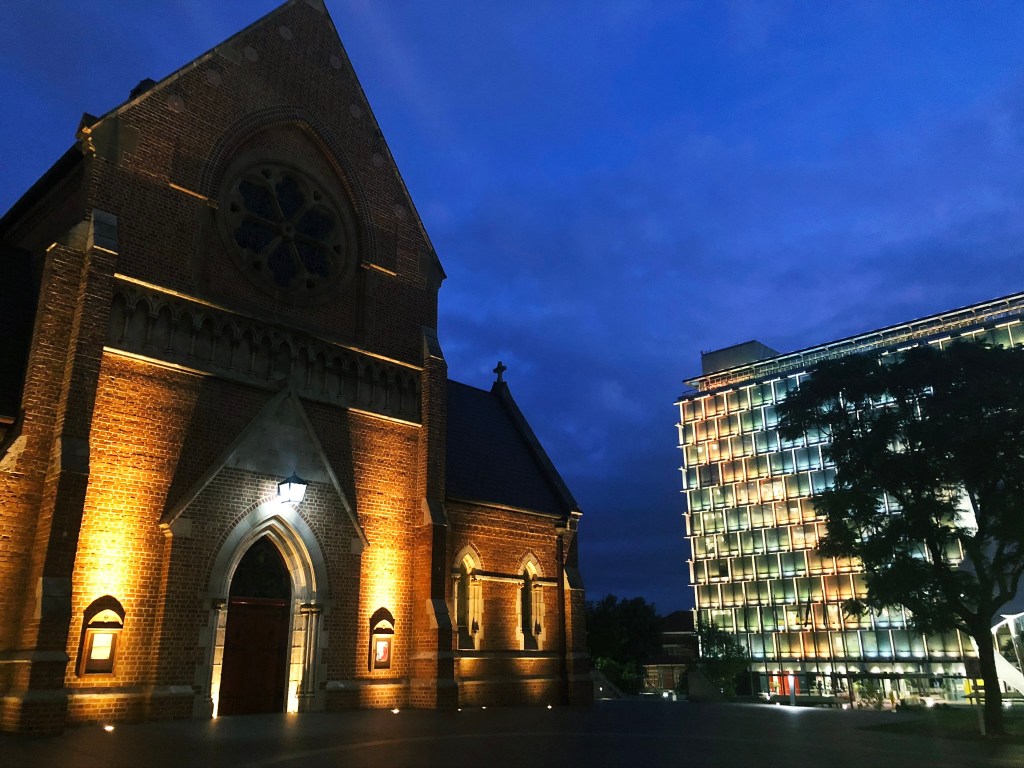 podświetlony kościół w nocy