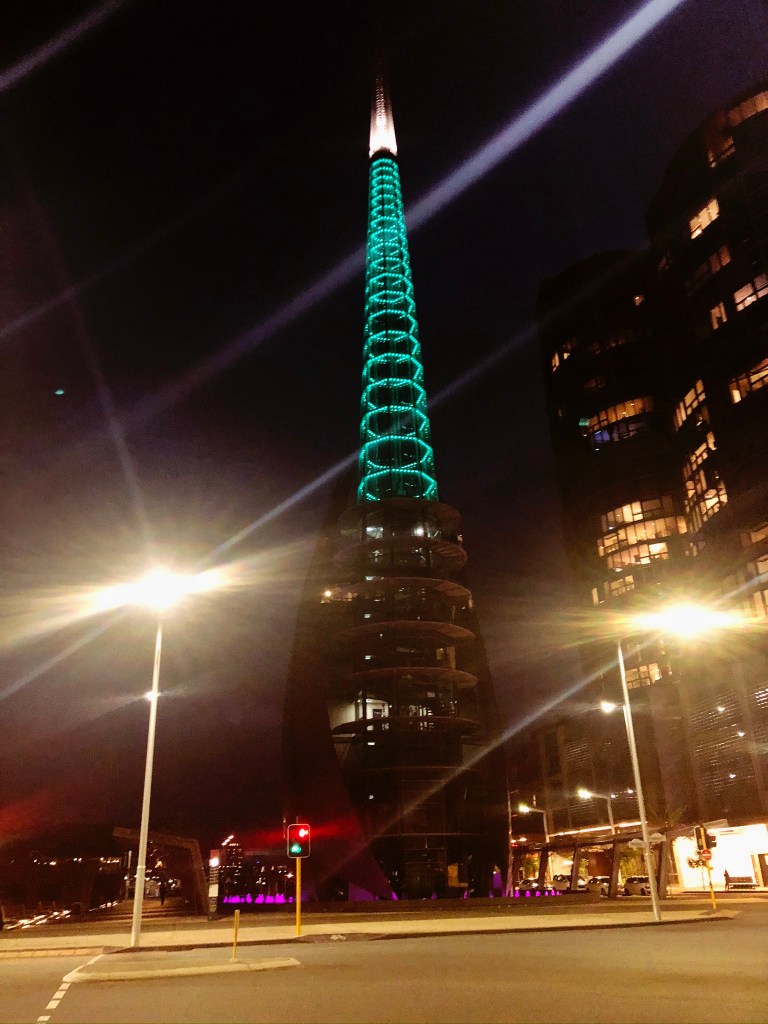 wieża podświetlona na turkusowo nocą